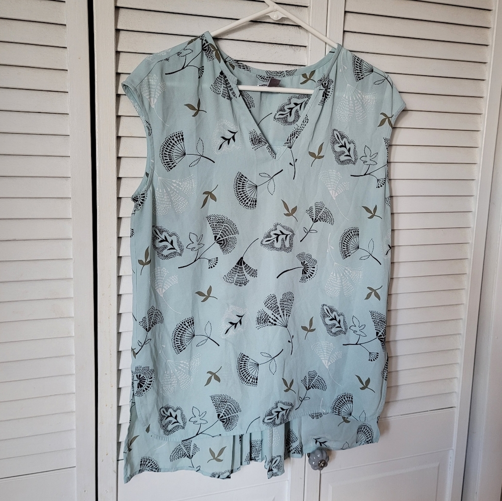 CHELSEA 28 V-Neck Pleated Back Blouse, Size M